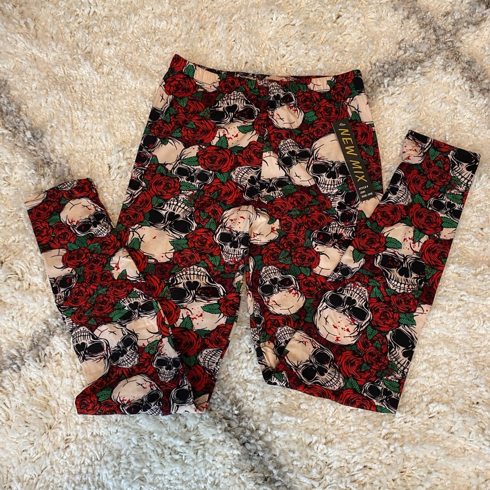 NWT Skull leggings